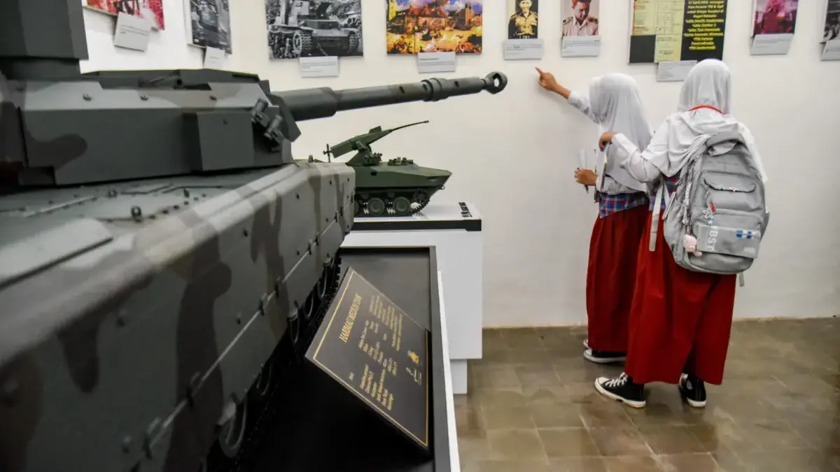 Pelajar SD mengamati koleksi sejarah militer dan miniatur tank di Museum Kavaleri, Jalan Gatot Subroto, Kota B