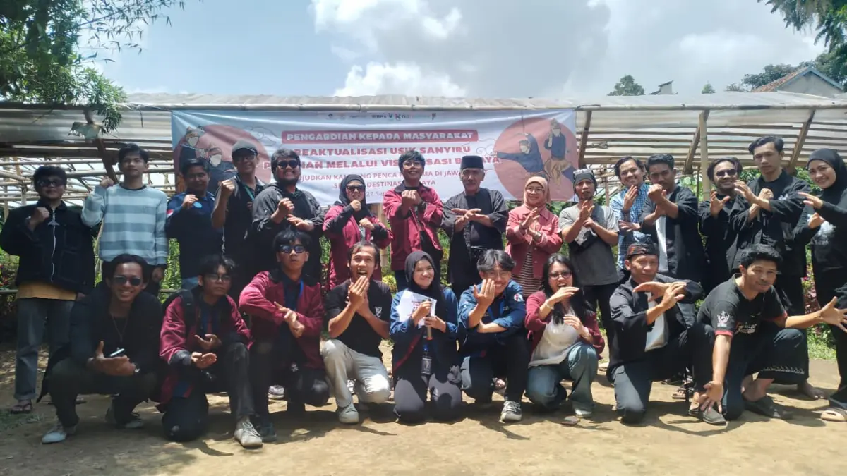 Sejumlah anggota pencak silat perguruan Panglipur Pamager Sari saat foto bersama mahasiswa dan dosen FKD UNIBI