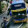 Rombongan pemotor matic yang nekat menghentikan laju bus di turunan menuai kritikan dari warganet. Aksi mereka