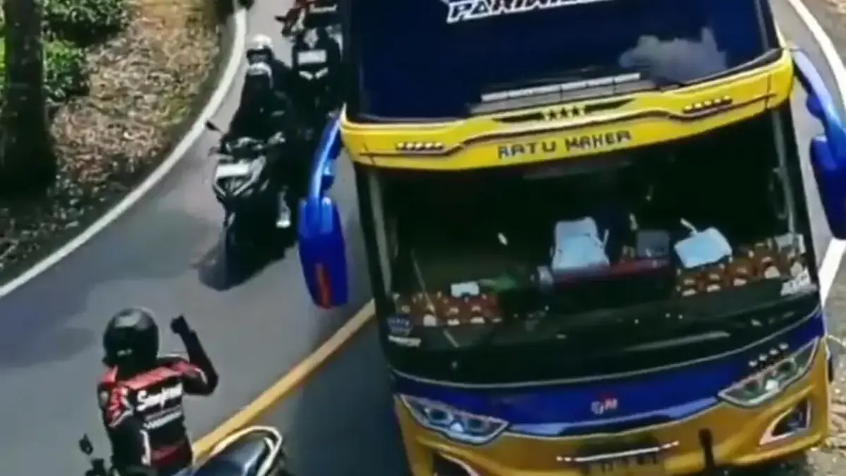 Viral! Pemotor Nekat Hentikan Bus di Ciwidey, Polisi Turun Tangan Rombongan pemotor matic yang nekat menghentikan laju bus di turunan menuai kritikan dari warganet. Aksi mereka
