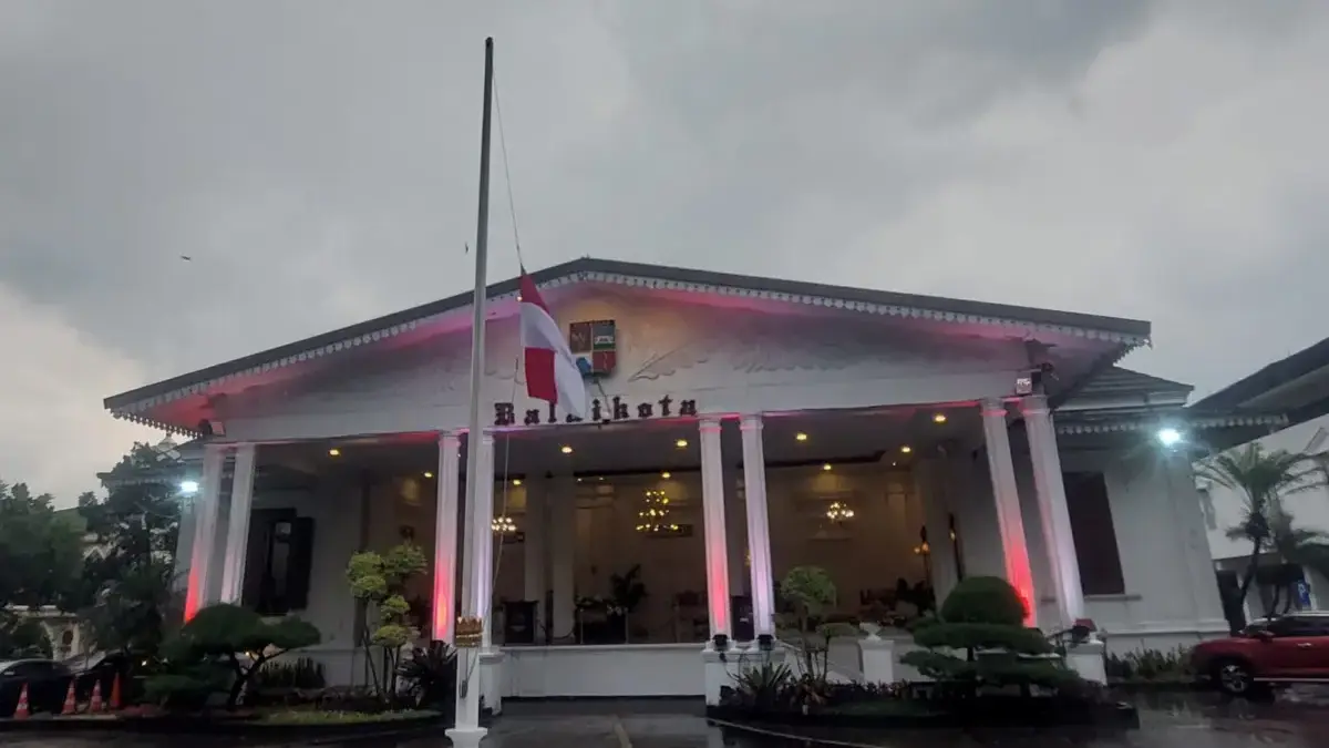 Pemkot Bogor Kibarkan Bendera Setengah Tiang, Warga: Simbol Nyata Penghormatan Pahlawan Pemkot Bogor Kibarkan Bendera Setengah Tiang, Warga: Bentuk Penghormatan kepada Pahlawan