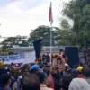 Rakyat Bojongkulur saat melakukan unjuk rasa di Kantor Desa Bojongkulur. Foto: kiriman warga