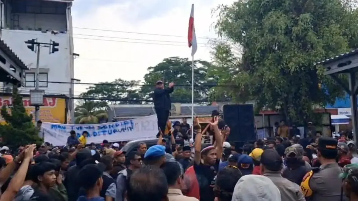 DPMD Bogor Tegaskan Tidak Ada Istilah Nonaktifkan Kades Rakyat Bojongkulur saat melakukan unjuk rasa di Kantor Desa Bojongkulur. Foto: kiriman warga