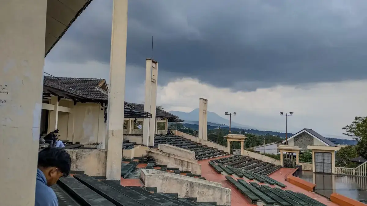 Ilustrasi: Suasana awan tebal di teater terbuka Dago Tea House, Kota Bandung. Foto: Dimas Rachmatsyah/ Jabar E