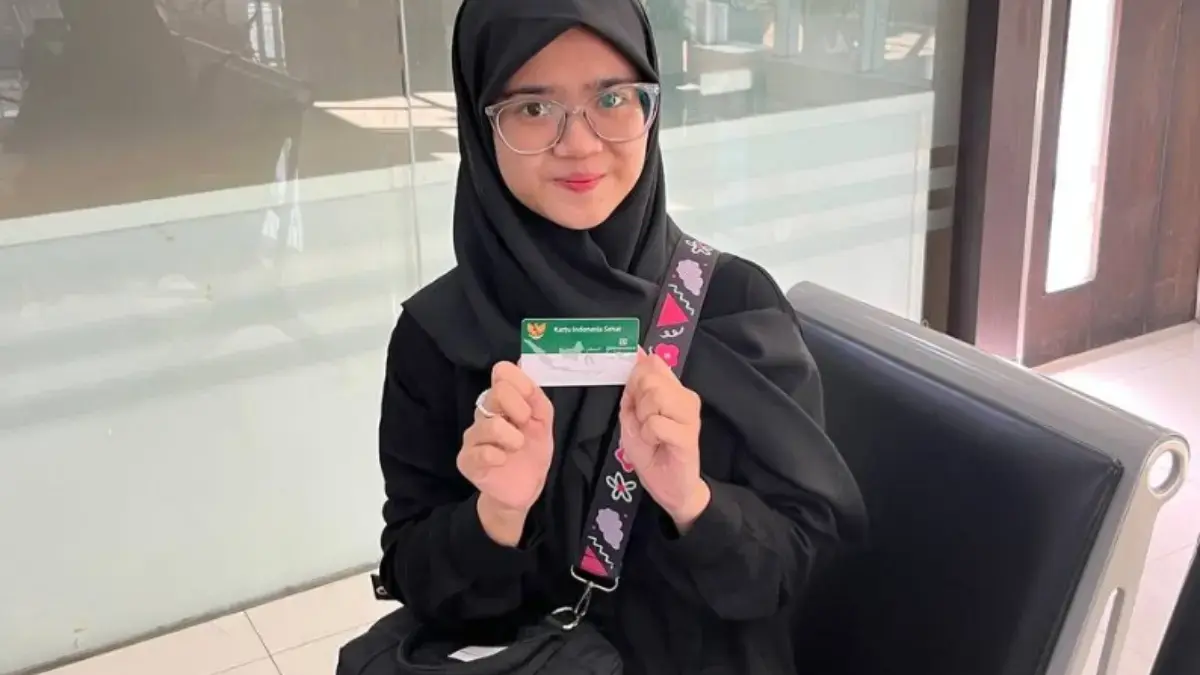 Fasya (21), seorang mahasiswi asal Bandung yang telah menjadi peserta JKN sejak kecil.