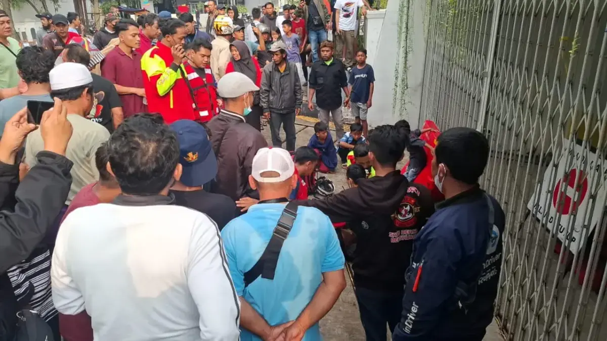 Bocah 10 Tahun Terjatuh di Area Bermain Alun-Alun Cimahi, Polisi Ingatkan Soal Ini Sejumlah Warga saat Menolong Bocah yang Terjatuh di Area Bermain Alun-Alun Cimahi (mong)
