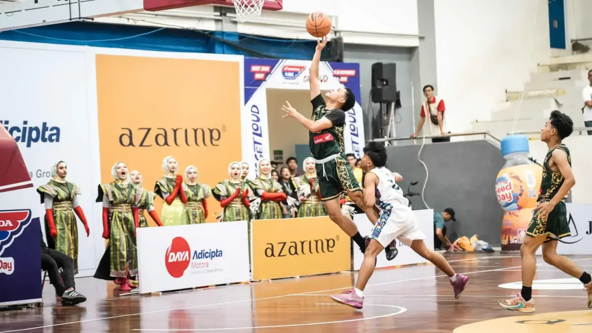Pertandingan antara SMAN 22 Bandung vs SMAN 1 Rancaekek di pada ajang Honda DBL 2025 West Java Series – East R