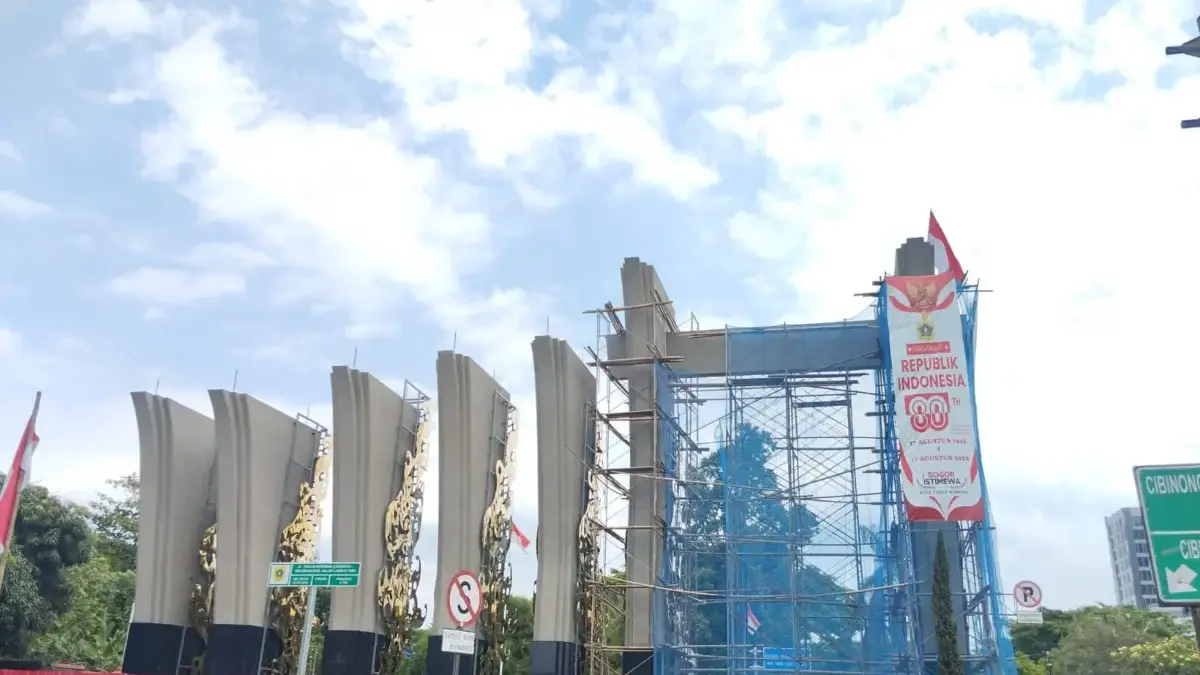 Pengerjaan Tugu Lawang Kori yang ada di Simpang Daralon, Kabupaten Bogor. Foto: Regi