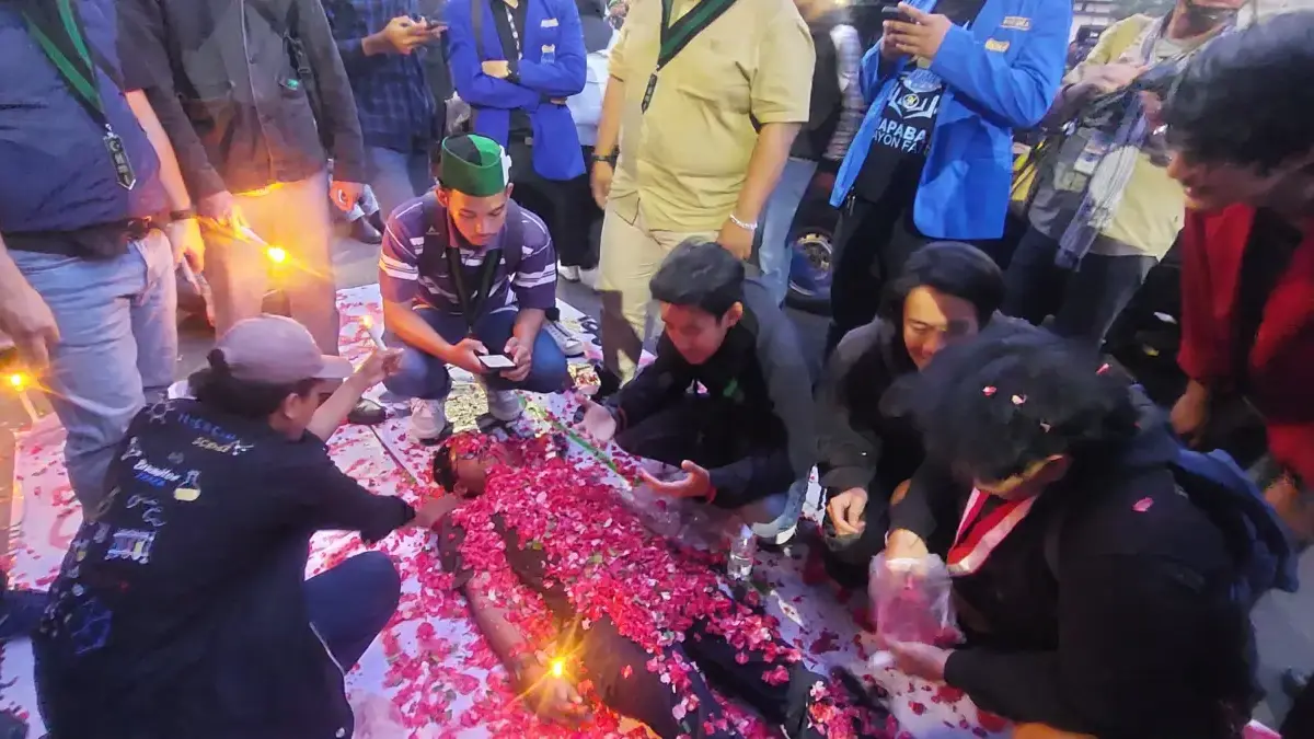 Ratusan Mahasiswa Bogor Turun ke Jalan, Suarakan Lima Tuntutan Reformasi Ratusan mahasiswa yang tergabung dalam Cipayung Plus Bogor melakukan aksi di Jalan Jenderal Sudirman hingga de