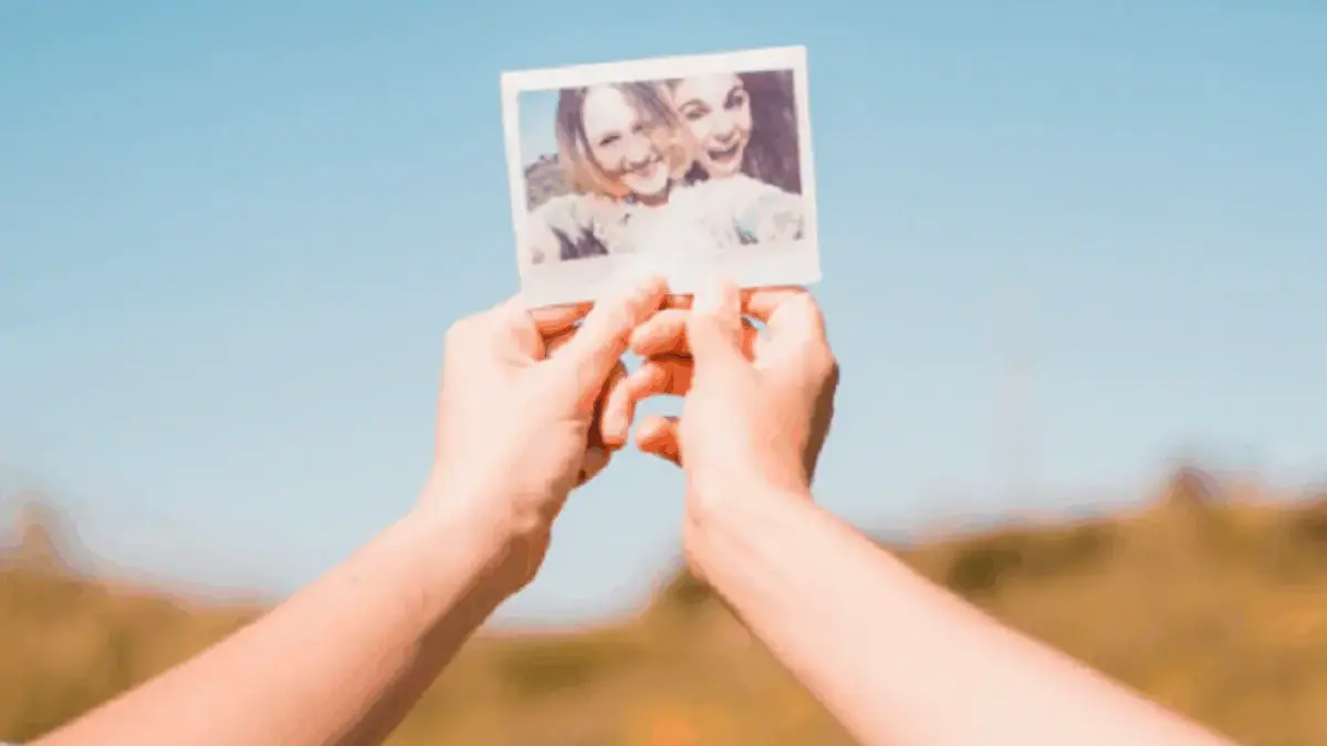 Viral Cara Bikin Foto Polaroid Bersama Orang yang Sudah Meninggal dengan Gemini AI, Ini Promptnya!