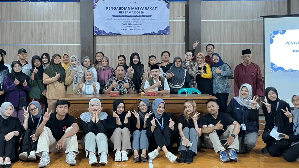 Dosen Fakultas Farmasi Universitas Bhakti Kencana Ajak Warga Kenali Teh Herbal Anti Hipertensi di Desa Nanjung