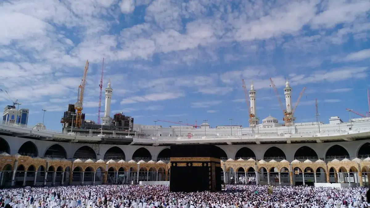 Cara Edit Foto Berada di Depan Kabah Pakai Gemini AI, Simpel Gak Ribet Cara Edit Foto Berada di Depan Kabah Pakai Gemini AI, Simpel Gak Ribet