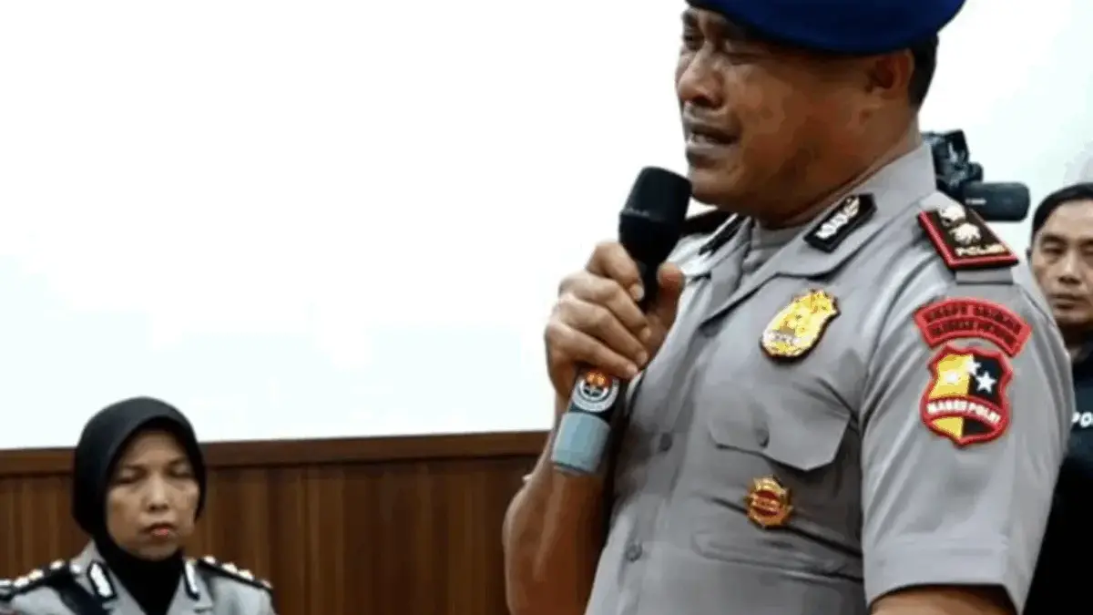 Kompol Cosmas Menangis Saat Diberhentikan Tak Hormat Atas Kasus Rantis Lindas Ojol Kompol Cosmas Menangis Saat Diberhentikan Tak Hormat Atas Kasus Rantis Lindas Ojol