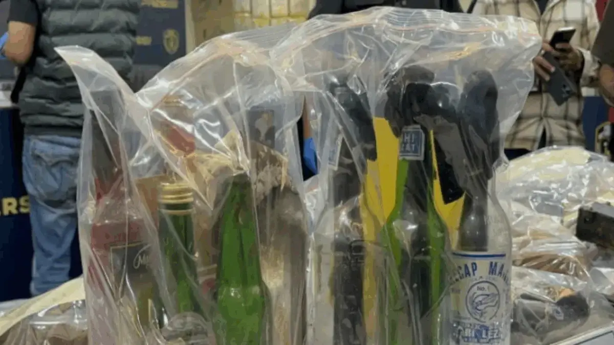 Polisi Bongkar Penyebar Tutorial Molotov di Tengah Demo, Profesor R Ditangkap Polisi Bongkar Penyebar Tutorial Molotov di Tengah Demo, Profesor R Ditangkap