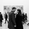 Cara Edit Foto Candid Hitam Putih di Art Gallery Bersama Pasangan Seperti Prewed