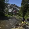 Ilustrasi: Dua orang anak sedang melintas di atas pipa air di aliran Sungai Cikapundung, Kampung Cibarani, Kot