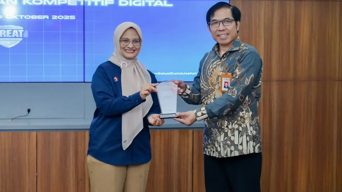 Telkom Hadirkan AI Campus, Majukan Ekosistem Digital Perguruan Tinggi Direktur Utama Telkom Dian Siswarini saat memberikan cinderamata kepada perwakilan Perguruan Tinggi pada acara