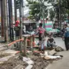 Kebut Pekerjaan Ducting Kabel, Pemkot Bandung Pastikan Rampung di Tahun 2026 Pekerja menyelesaikan proyek galian relokasi jaringan utilitas di Jalan Buahbatu, Kota Bandung, Jumat (24/10).