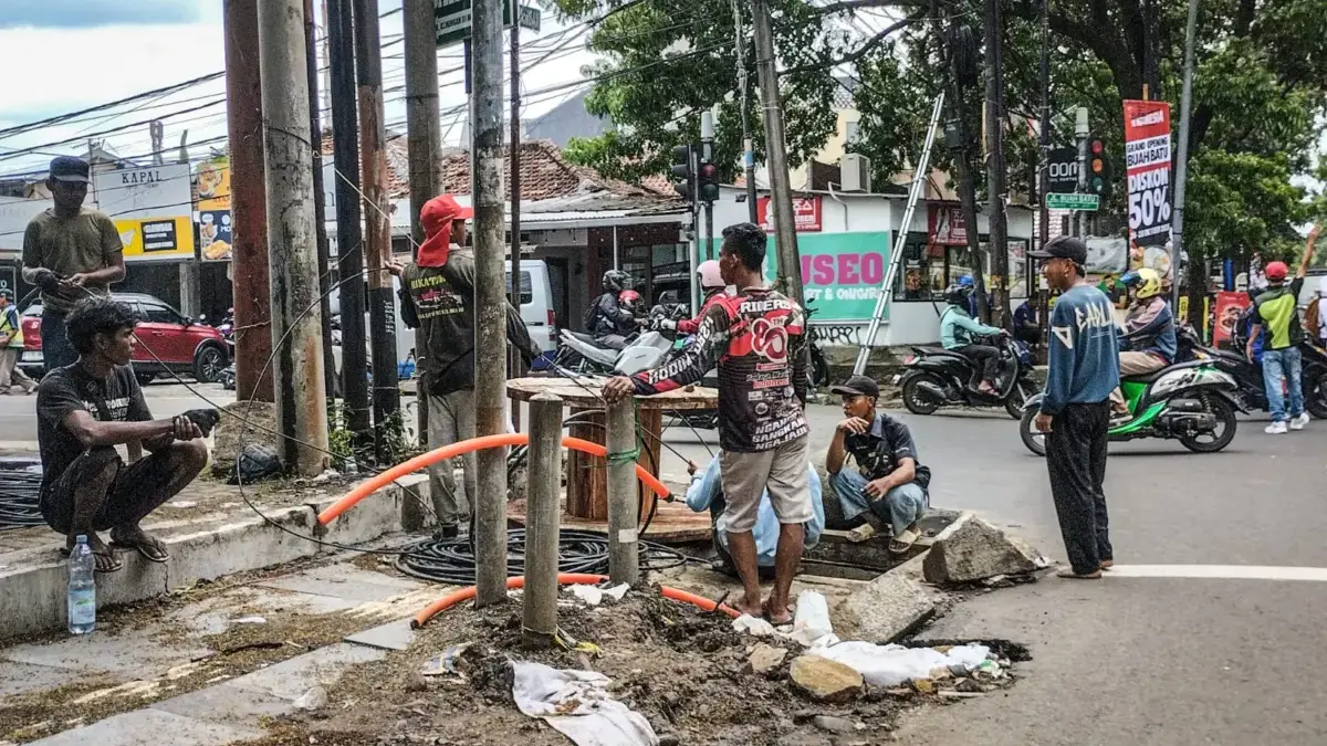 Pekerja menyelesaikan proyek galian relokasi jaringan utilitas di Jalan Buahbatu, Kota Bandung, Jumat (24/10).