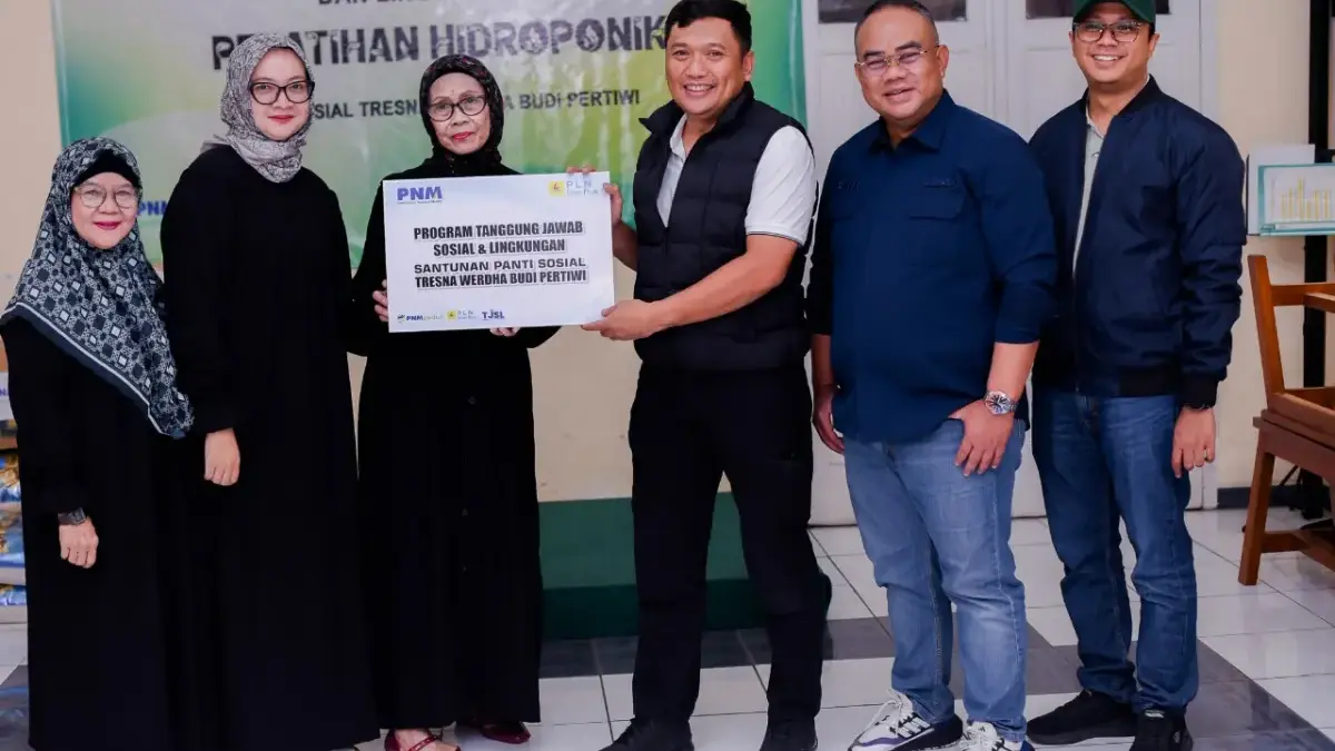 Tunjukkan kepedulian sosial, PLN Icon Plus dan PNM melakukan TJSL Kolaborasi dalam berbagi dan menginspirasi Direktur Keuangan dan Manajemen Risiko PLN Icon Plus I Nyoman Ngurah Widiyatnya, Sekretaris Perusahaan Yulia T