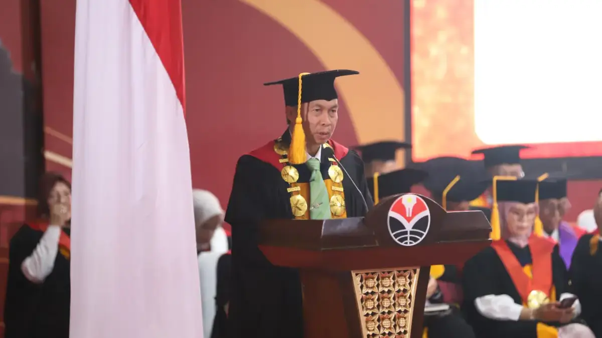 Rektor UPI Prof. Didi Sukyadi saat peringatan Dies Natalis ke-71 tahun 2025 di Balai Pertemuan Umum (BPU) UPI