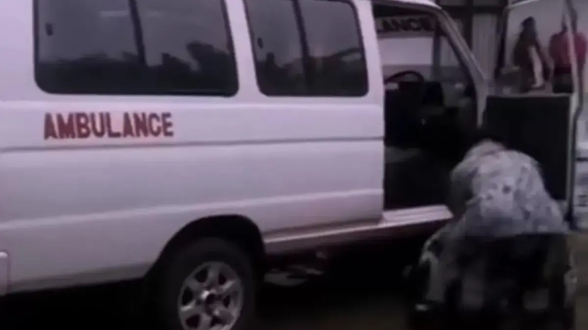 Pilu, Usai Jalankan Tugas Antar Jenazah ke Rumah Duka, Sopir Ambulans Terkulai Meninggal Tangkapan layar video viral sopir ambulans yang meninggal di Ciamis. (ist)