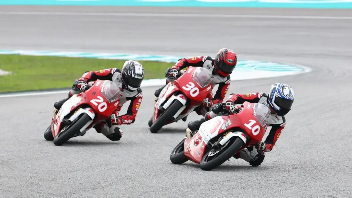 Tuntaskan Musim IATC 2025, Pebalap Muda Astra Honda Tampil Tangguh dan Kencang Aksi pebalap muda binaan PT Astra Honda Motor (AHM) di Idemitsu Asia Talent Cup (IATC) 2025 yang digelar di Si