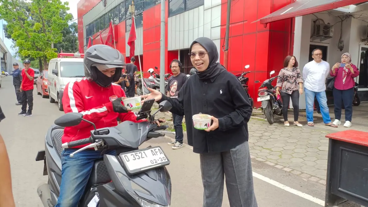 Jumat Berbagi, PDI Perjuangan Jabar Bagikan Ratusan Porsi Makanan Gratis Jumat Berbagi