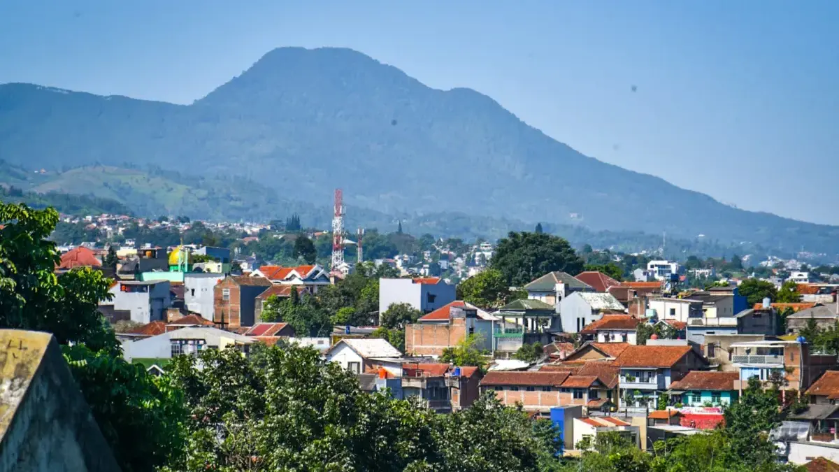 Walhi Nilai Pengelolaan RTH Bandung Mandek, Pemerintah Dinilai Lemah Jalankan Mandat Ekologi Ilustrasi: Suasana permukiman padat penduduk di Bojong Koneng Atas, Kota Bandung, Jumat (3/10). Minimnya Ruang