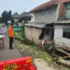 Petugas BPBD Kabupaten Bogor saat di lokasi TPT yang longsor di Tenjolaya. Foto: BPBD Kabupaten Bogor