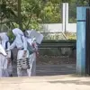 Beberapa siswa SDN 216 Sondariah, Kel. Rancapanumpang, Kec. Gedebage terlihat berjalan kaki dengan membawa wad