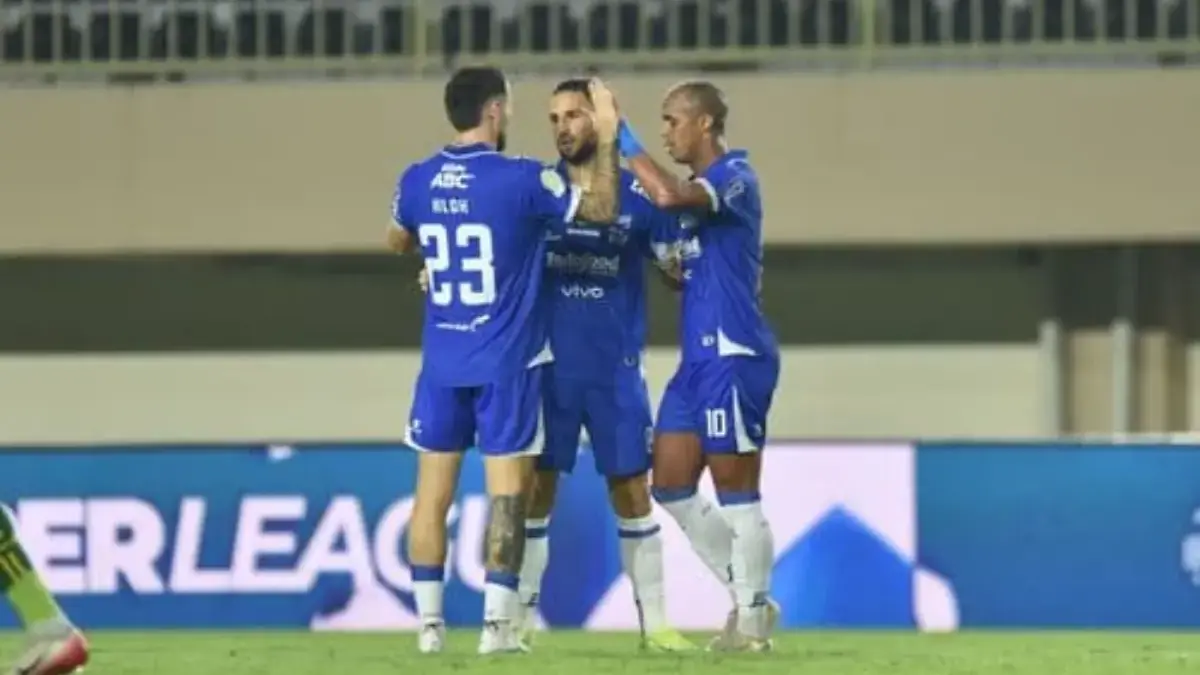 Bojan Isyaratkan Rotasi, Ini Prediksi Susunan Pemain Persib vs Persis Solo Marc Klok, Luciano Guaycochea, dan Willian Marcilio.