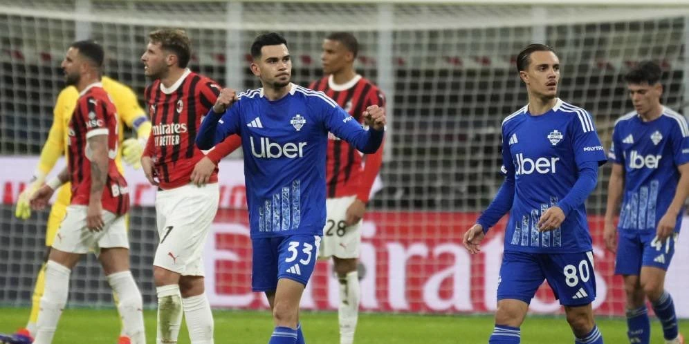 AC Milan melawan Como.