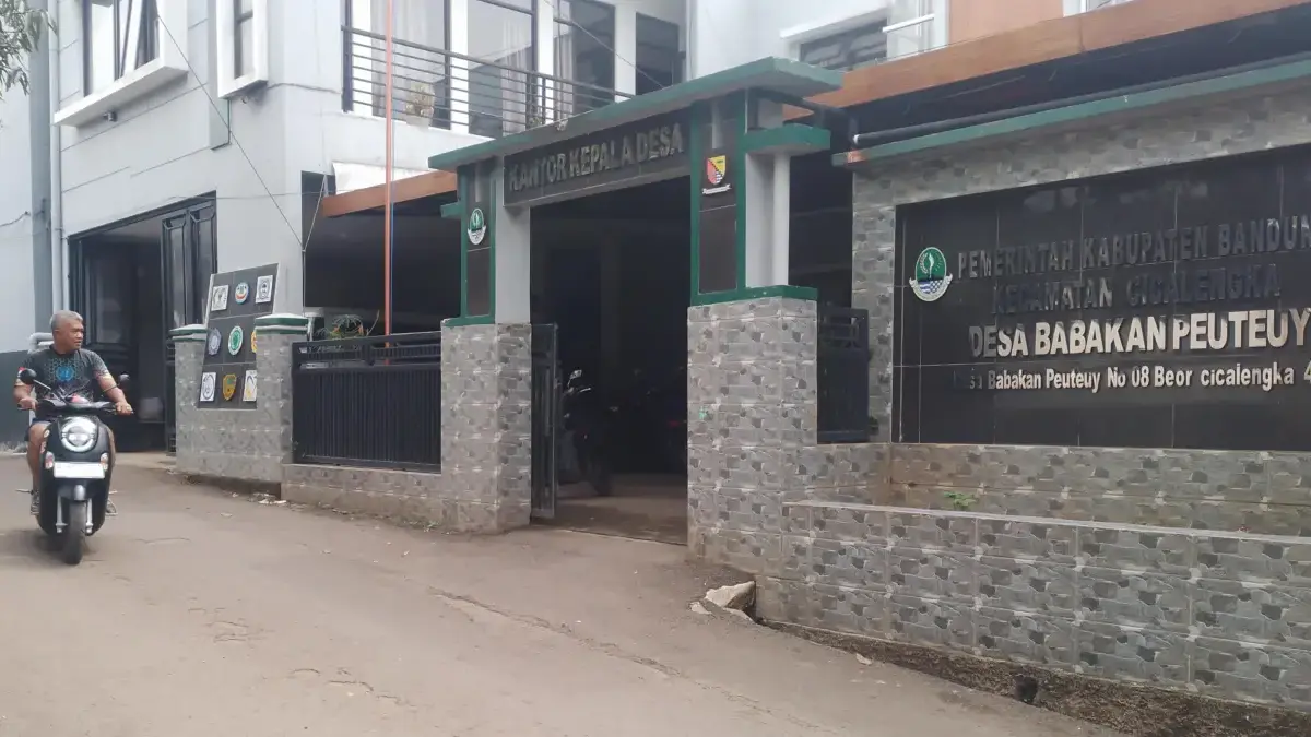 Dari Warga untuk Warga, Koperasi Babakan Peuteuy Hadirkan Skema Ekonomi Mandiri Seorang pria tengah mengendarai sepeda motor melintasi Kantor Desa Babakan Peuteuy, Kecamatan Cicalengka