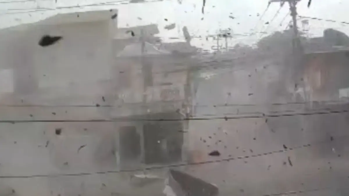 Angin puting beliung yang melanda Kampung Cijagra, Desa Bojongsoang, Kecamatan Bojongsoang, Kabupaten Bandung.