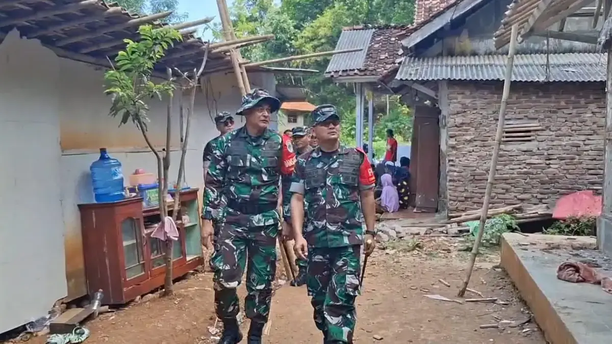 Sinergi TNI dan Warga Percepat Pembangunan Desa Terpencil di Ciamis Sinergi TNI dan Warga Percepat Pembangunan Desa Terpencil di Ciamis