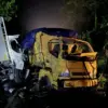 Tabrakan dua mobil truk