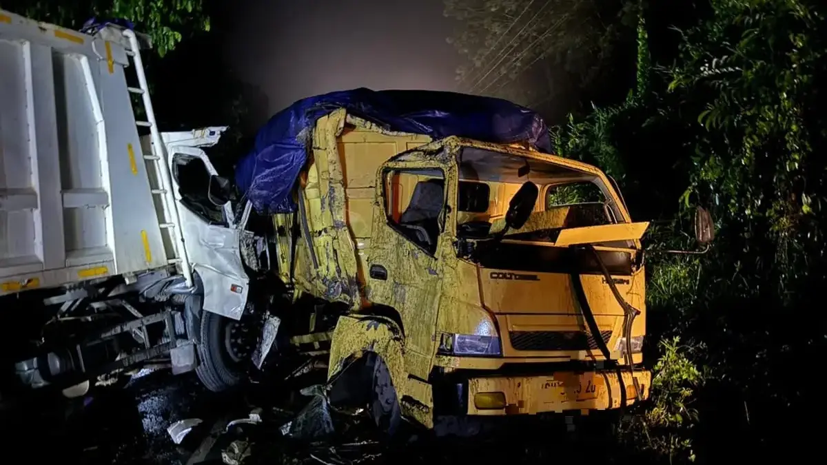 Tabrakan dua mobil truk