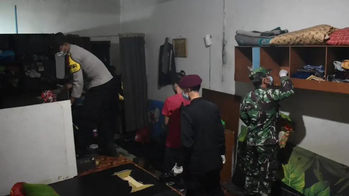TNI Polri saat merazia salah satu blok hunian di Lapas Kota Banjar