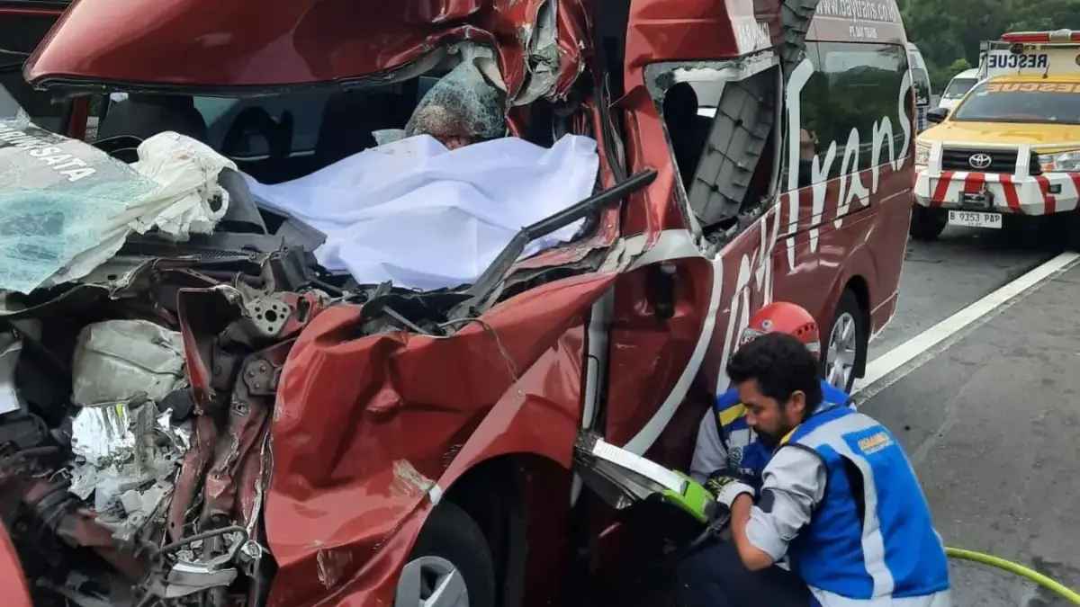 Mini Bus Travel Tabrak Dump Truk di Tol Cipularang Senin Pagi: 1 Meninggal, 9 Luka-luka