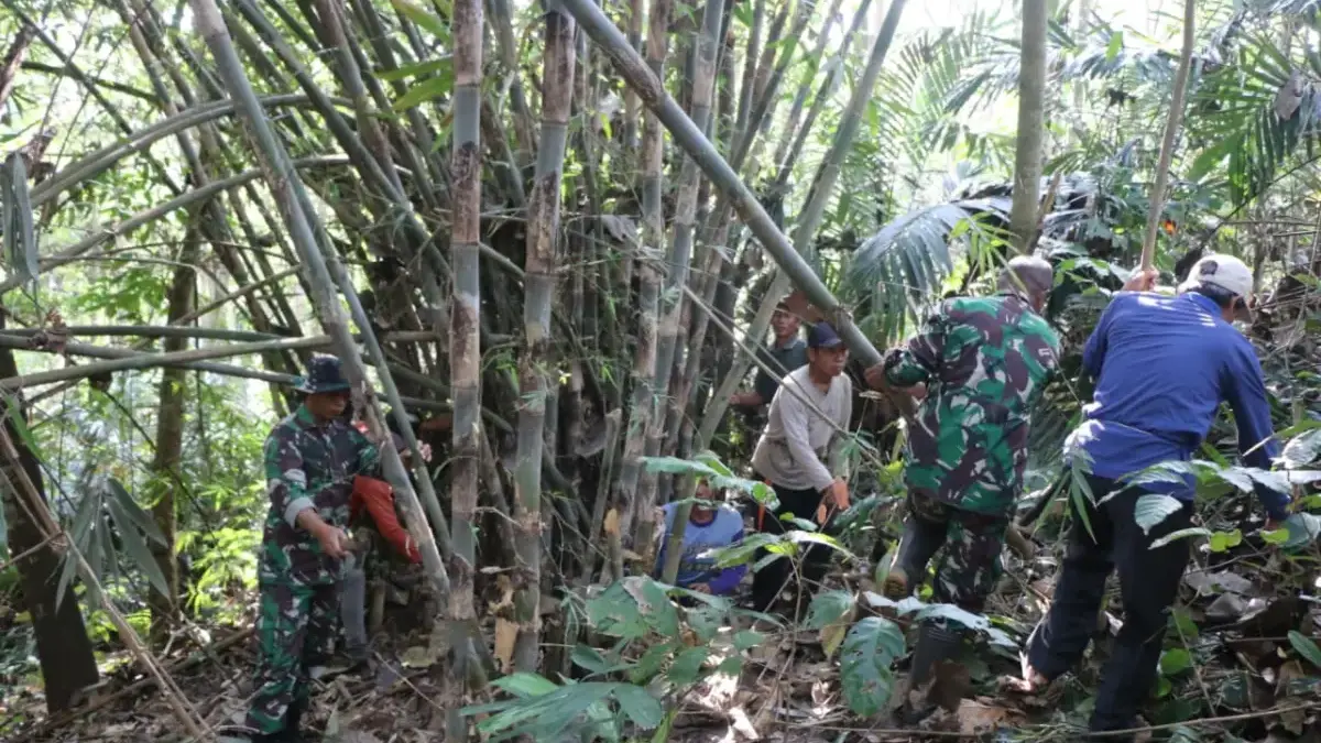 Semangat Gotong Royong Wujudkan Pembangunan, Warga Sukamulya Sumbangkan Bambu untuk TMMD ke-126
