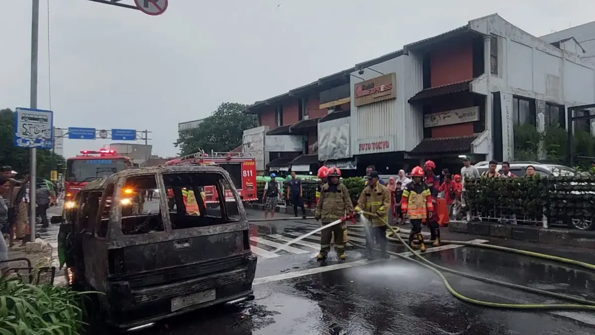 Tangki Bensin Diduga Alami Kebocoran, Angkot Trayek 02 Terbakar di Jembatan Merah Bogor Tangki Bensin Diduga Alami Kebocoran, Angkot Trayek 02 Terbakar di Jembatan Merah Bogor