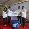 VP Sustainability Telkom Gunawan Wasisto C.A dan EVP Telkom Regional V Amin Soebagyo saat memberikan bantuan t