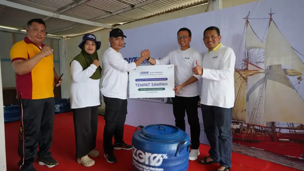 VP Sustainability Telkom Gunawan Wasisto C.A dan EVP Telkom Regional V Amin Soebagyo saat memberikan bantuan t