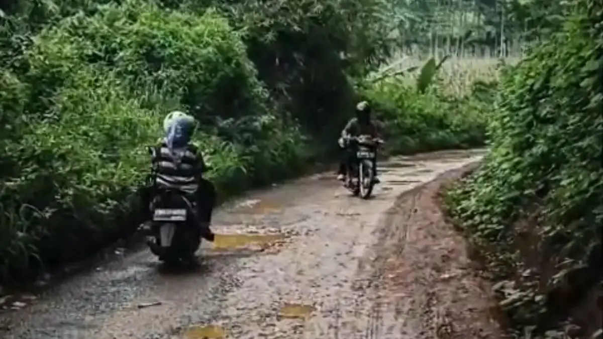 Akses Antar Desa di Cipatat Rusak Parah, Warga Keluhkan Lambatnya Perbaikan