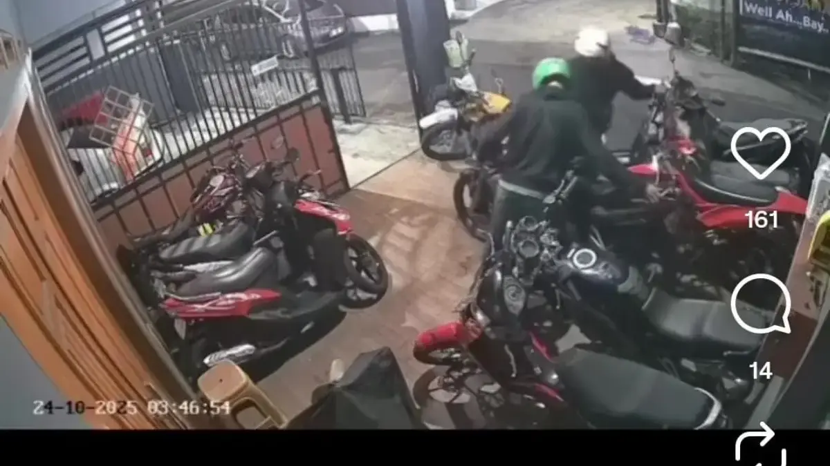 Terekam Jelas oleh CCTV, Aksi Percobaan Pencurian Motor di Mandalajati Berhasil Digagalkan Warga Terekam Jelas oleh CCTV, Aksi Percobaan Pencurian Motor di Mandalajati Berhasil Digagalkan Warga