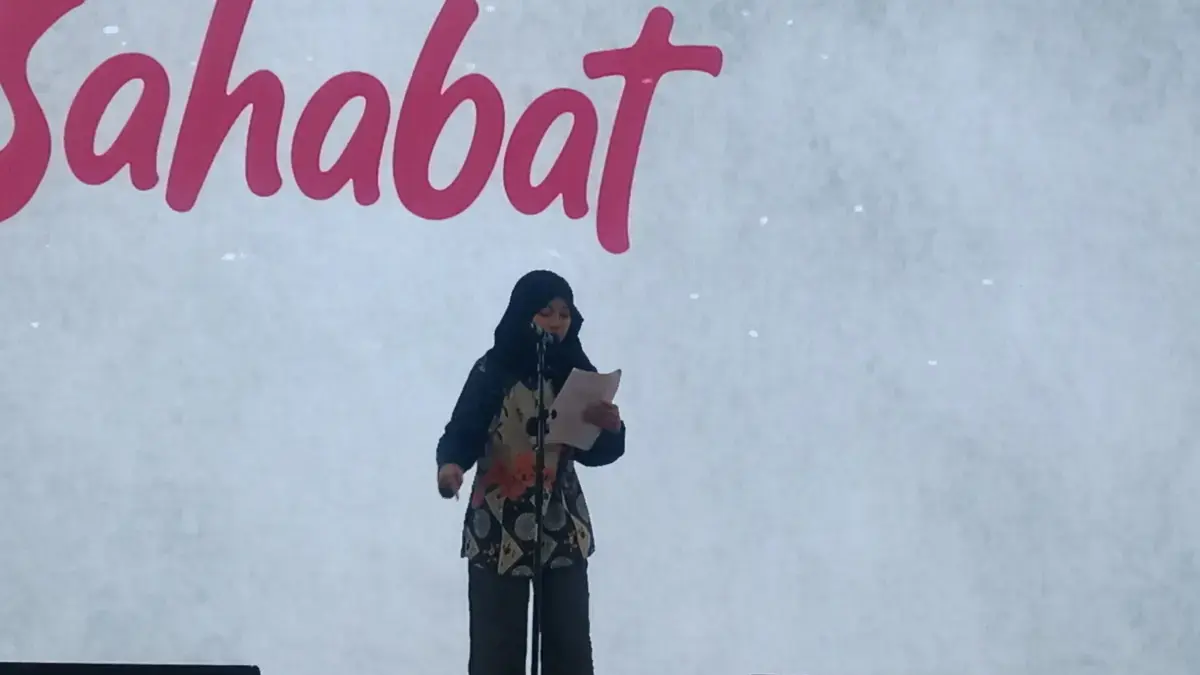 Seorang pelajar membacakan puisi pada peluncuran buku antologi “Dari Sahabat”, hasil kolaborasi SMK Pasundan 3
