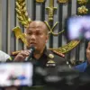 Irfan Wibowo Kepala Kejaksaan Negeri Kota Bandung (tengah) saat menggelar konferensi pers