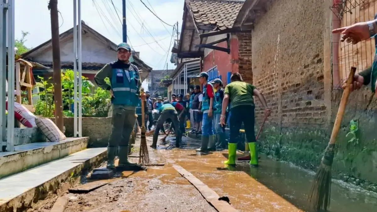 Warga Banjaran Wetan Mulai Bersihkan Rumah Usai Tergenang Banjir