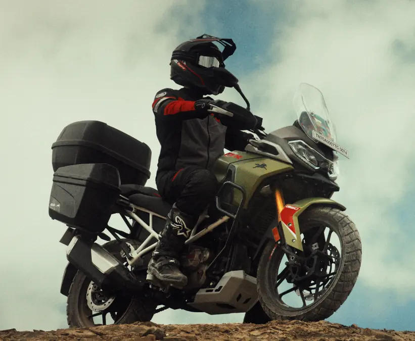 Meluncur TVS Apache RTX 300! Motor Adventure Murah Berfitur Modern dan Mesin Generasi Baru TVS Apache RTX 300.